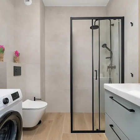 Tasteful With Parking And Gym By Renters